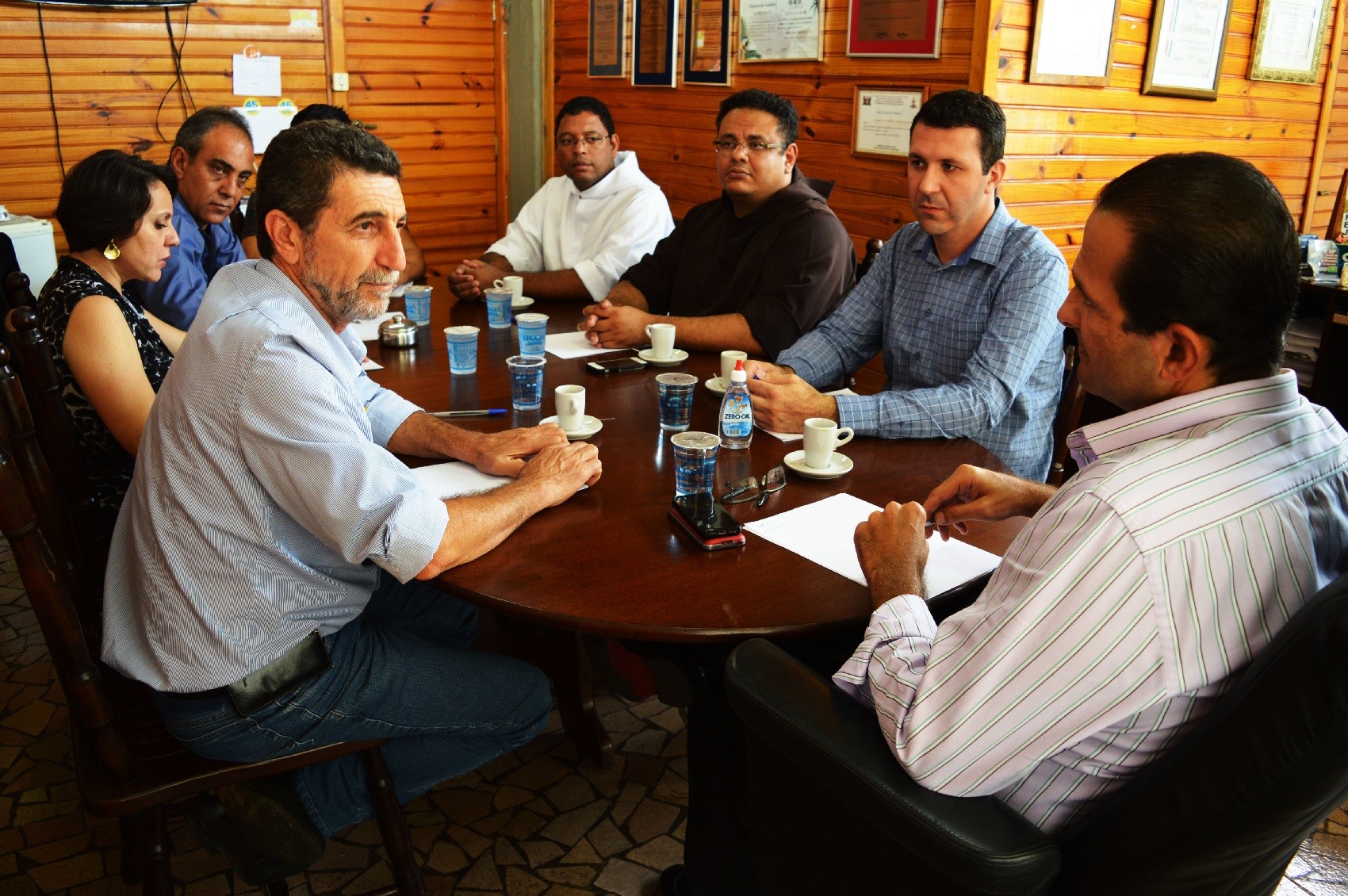 Nilson de Ângelo, Élida Trefilio, Caled Kadri, Frei Roberto, Frei Tarcísio, Leandro Uliam e Edmir Chedid (à dir.) durante reunião.