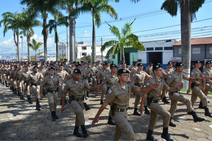 Desfile dos discentes do curso de formação de soldados