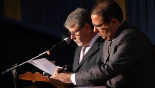 João Batista assina os projetos de lei no Ato de Posse