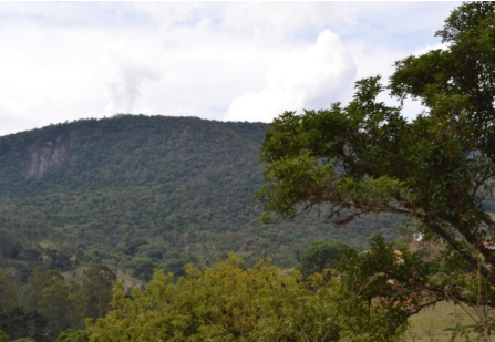 Foto: Vista da maciço florestal onde se insere a RPPN Jacuaçu a partir da estrada da Rota das Águas, Extrema,