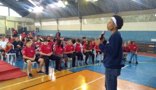A ex atleta Janeth Arcain falando aos alunos do projeto em Bragança Paulista