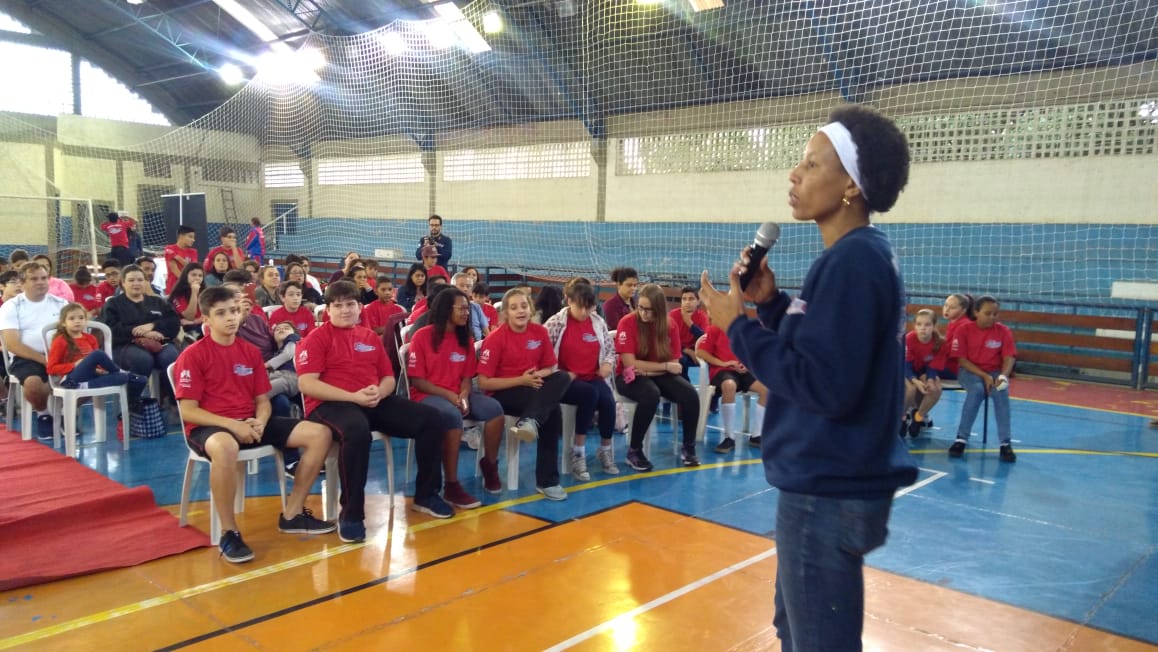 A ex atleta Janeth Arcain falando aos alunos do projeto em Bragança Paulista