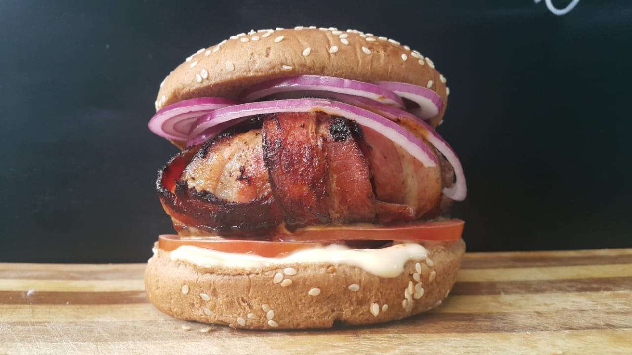 Hamburguer envolto no bacon