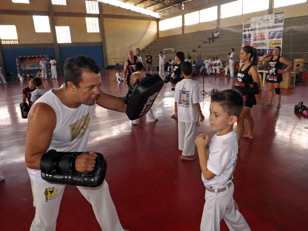 Mestre Mortal orientando seu jovem aluno durante o evento