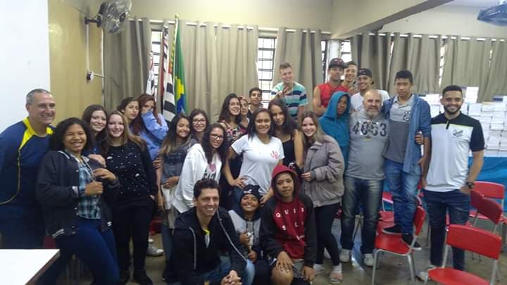 Alunos da escola Professor José Nantala Badué na Vila Mota participando da palestra com atletas do CA Bragantino e professores da SEMJEL.