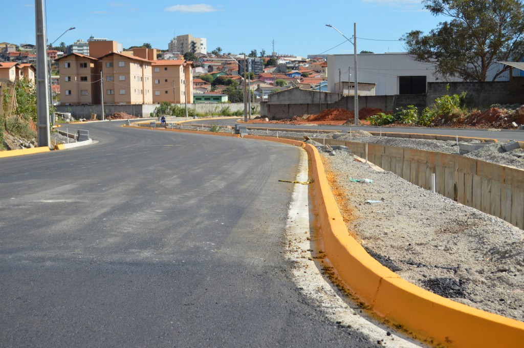 Avenida ganhou duas pistas de oito metros e iluminação de LED