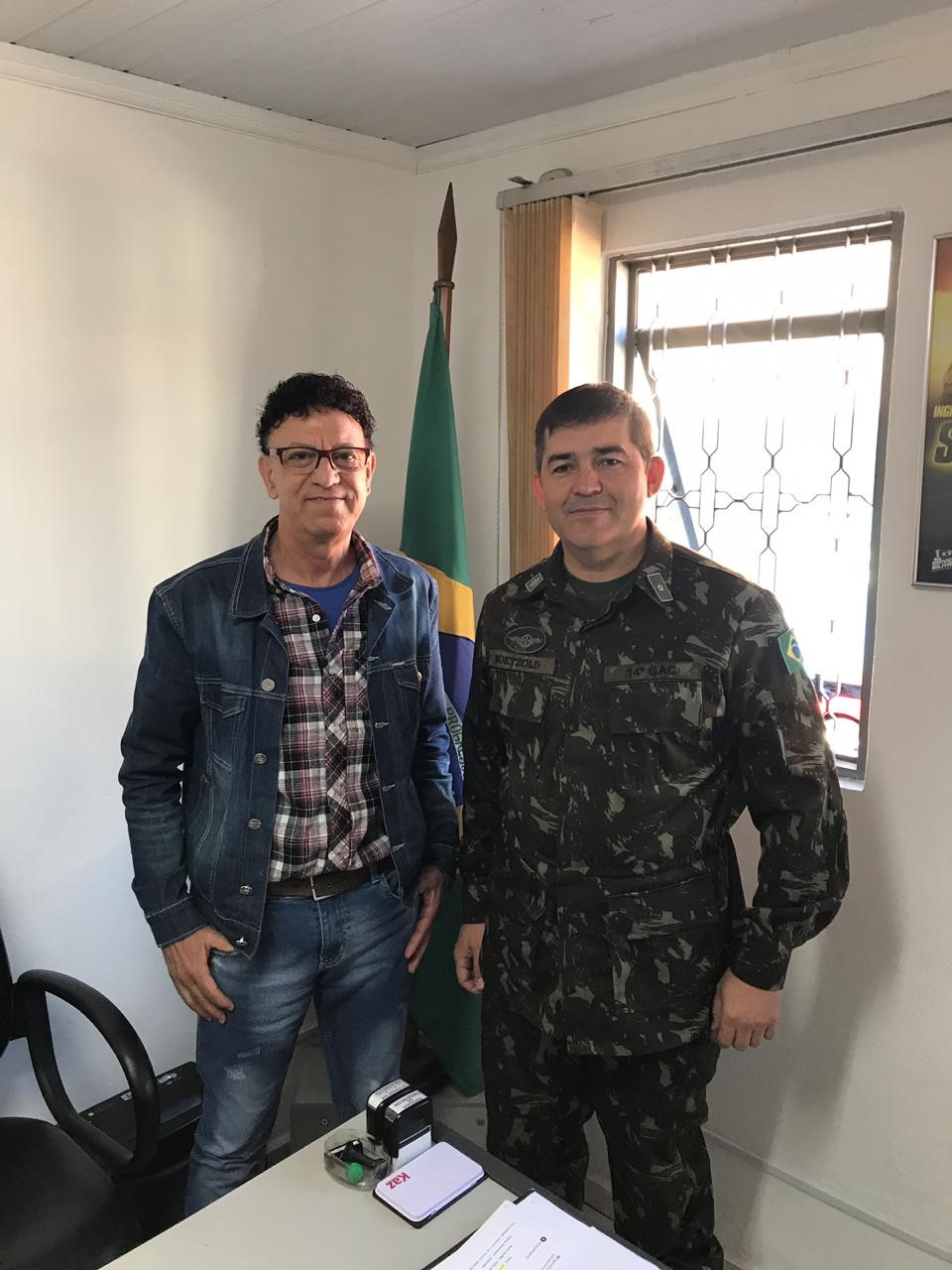 João Batista, ao lado do 2° Tenente André Junior, durante visita à JSM de Extrema