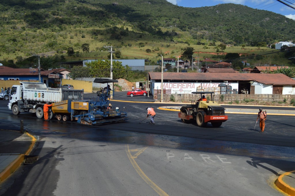 Obra de pavimentação na rotatória