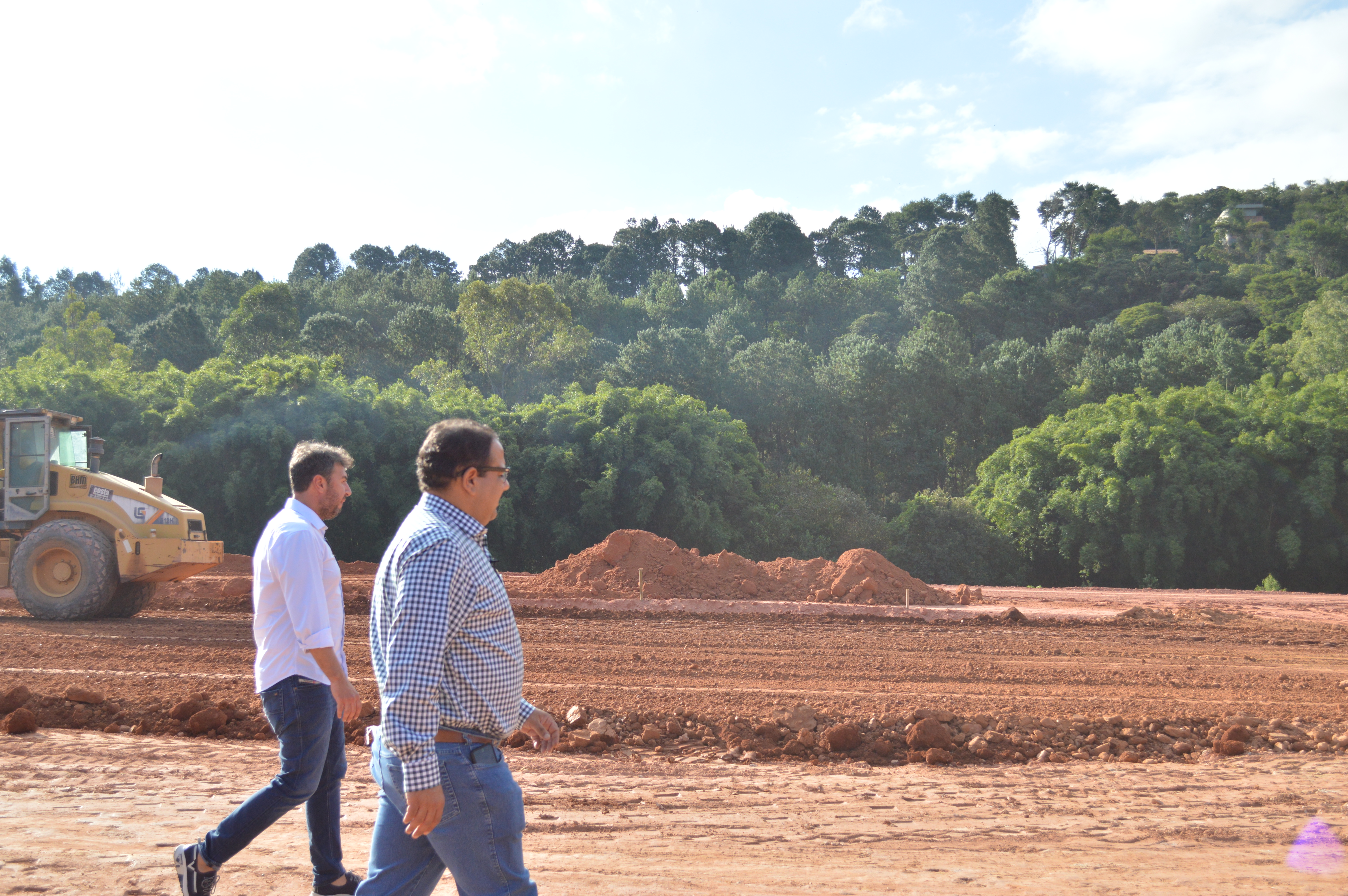 O prefeito João Batista visita as obras do novo empreendimento