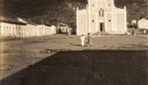 Praça da Matriz. Extrema – MG. Década de 1930. Arquivo da Família Silva