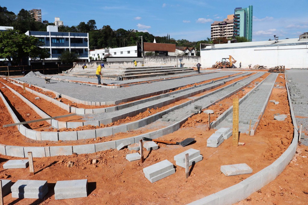 Andamento das Obras da Praca da Poesia