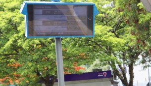 Painel eletrônico com previsão dos horários do transporte público é instalado na Praça da Bíblia