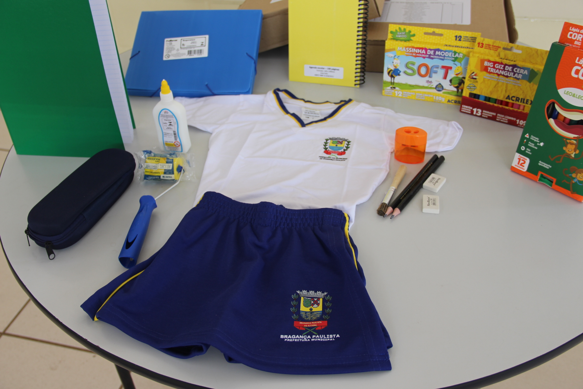 10.02.2021 Com início das aulas Prefeitura distribuis os kits escolares e uniformes de verão (1)
