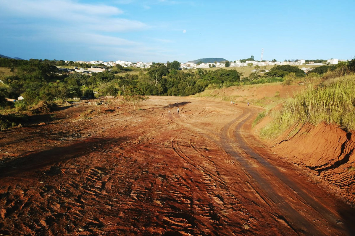 24.05.2021 Prefeitura realiza limpeza de terreno no Bragança F2 (2)