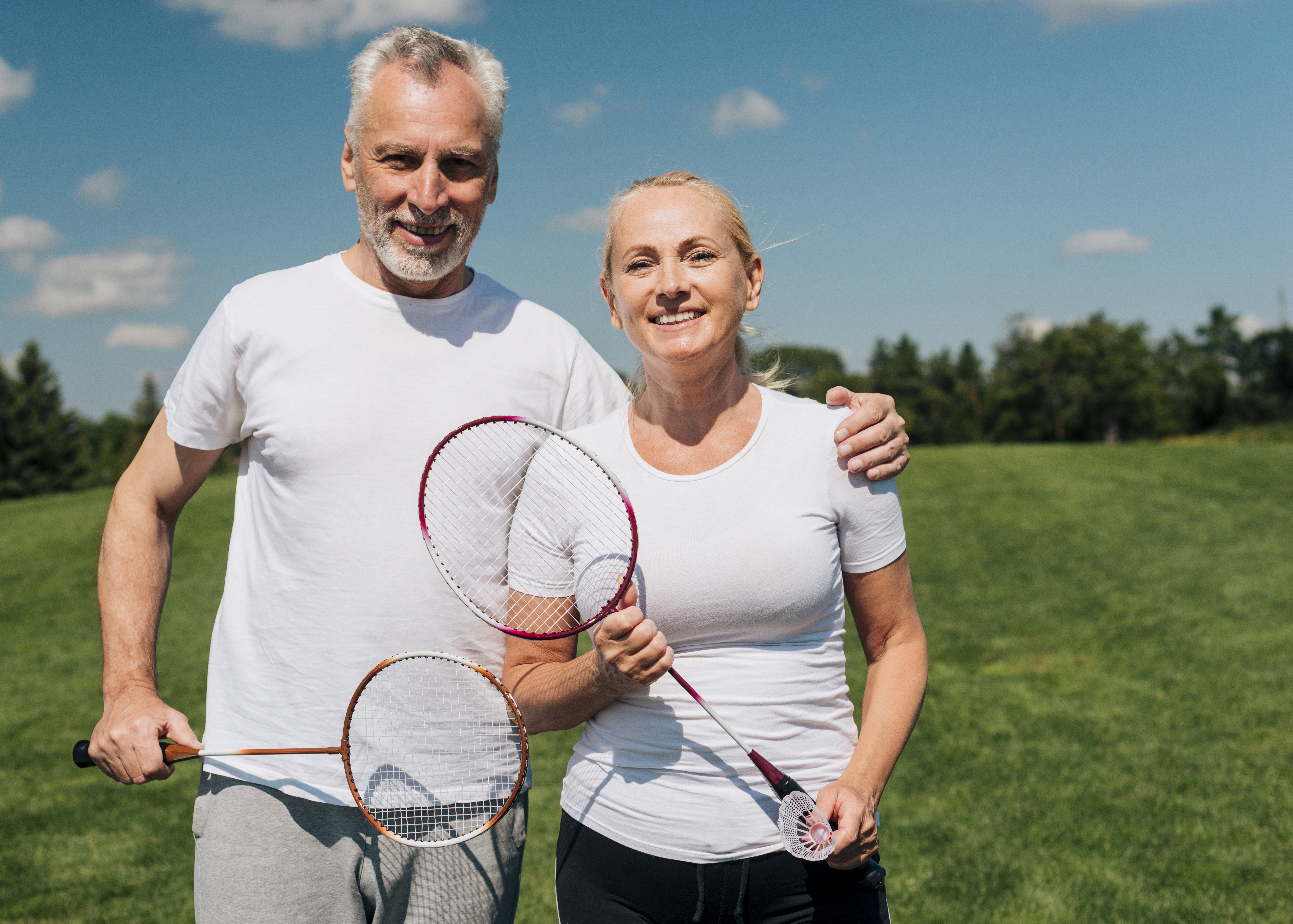 front-view-couple-posing-with-tennis-rackets