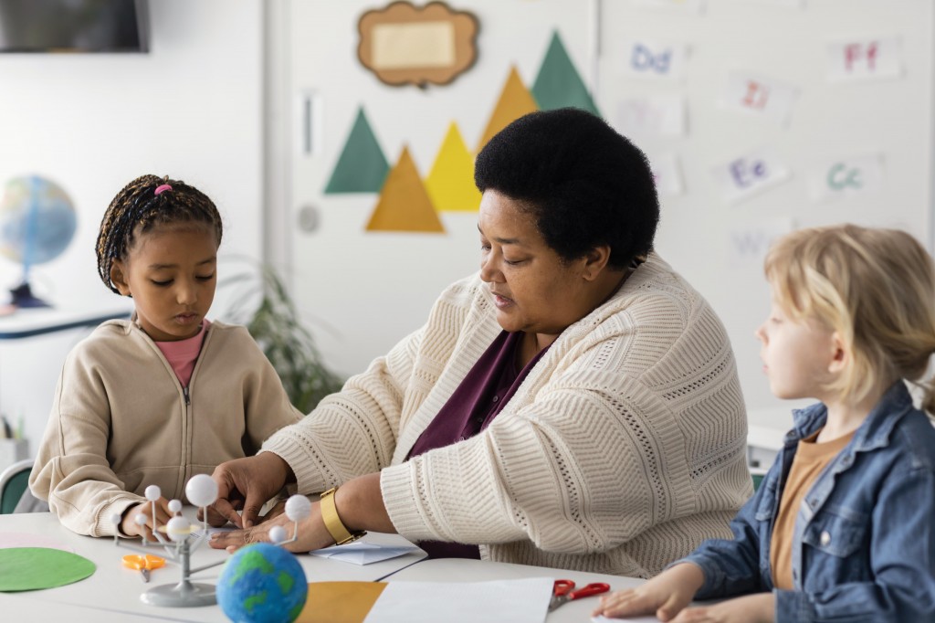 kids-learning-about-planets-classroom