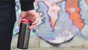 aerosol-spray-bottle-artist-hand