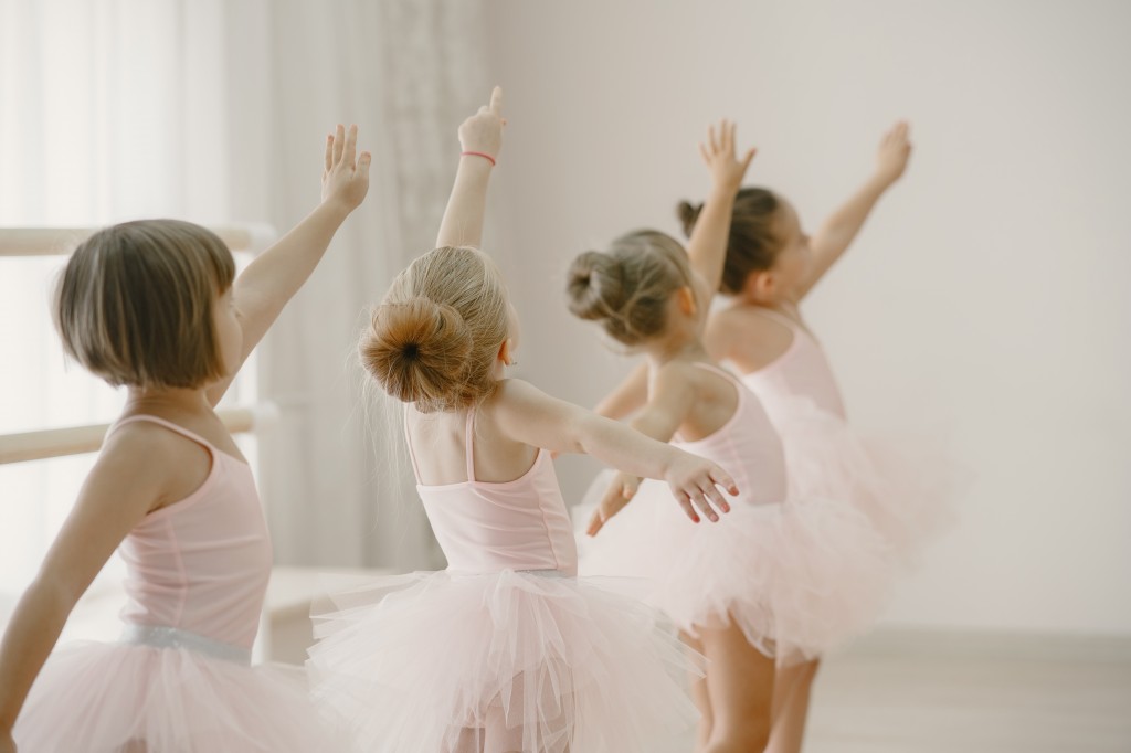 Child girls is studying ballet