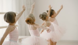 Child girls is studying ballet