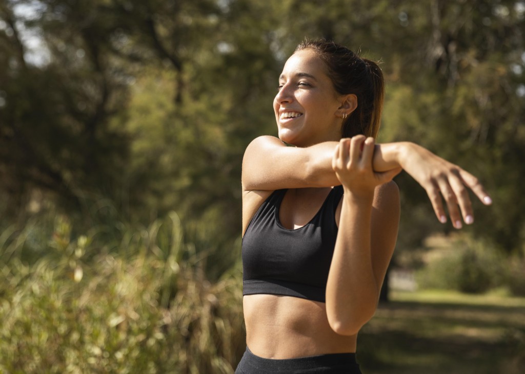 medium-shot-smiley-woman-stretching