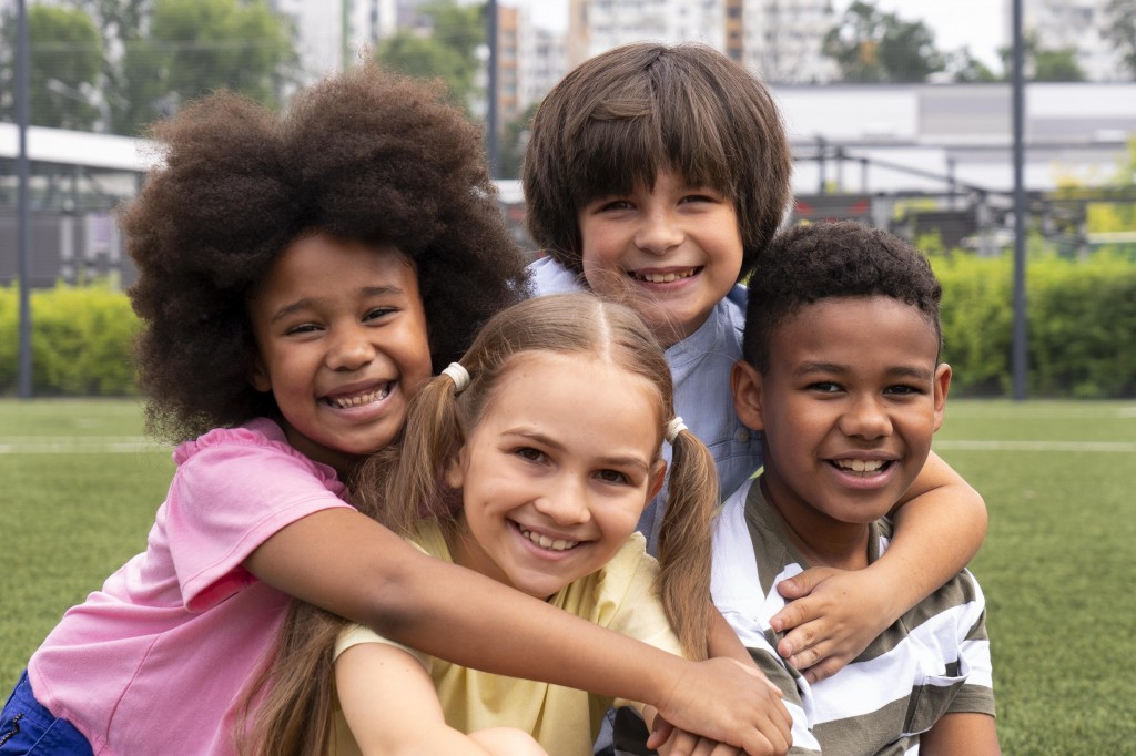 medium-shot-smiley-kids-posing-together