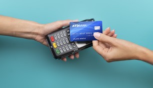 person-paying-with-its-credit-card