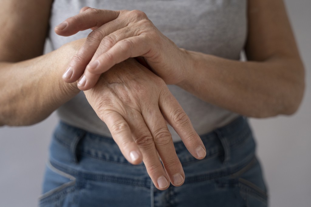 elegant-hands-old-woman