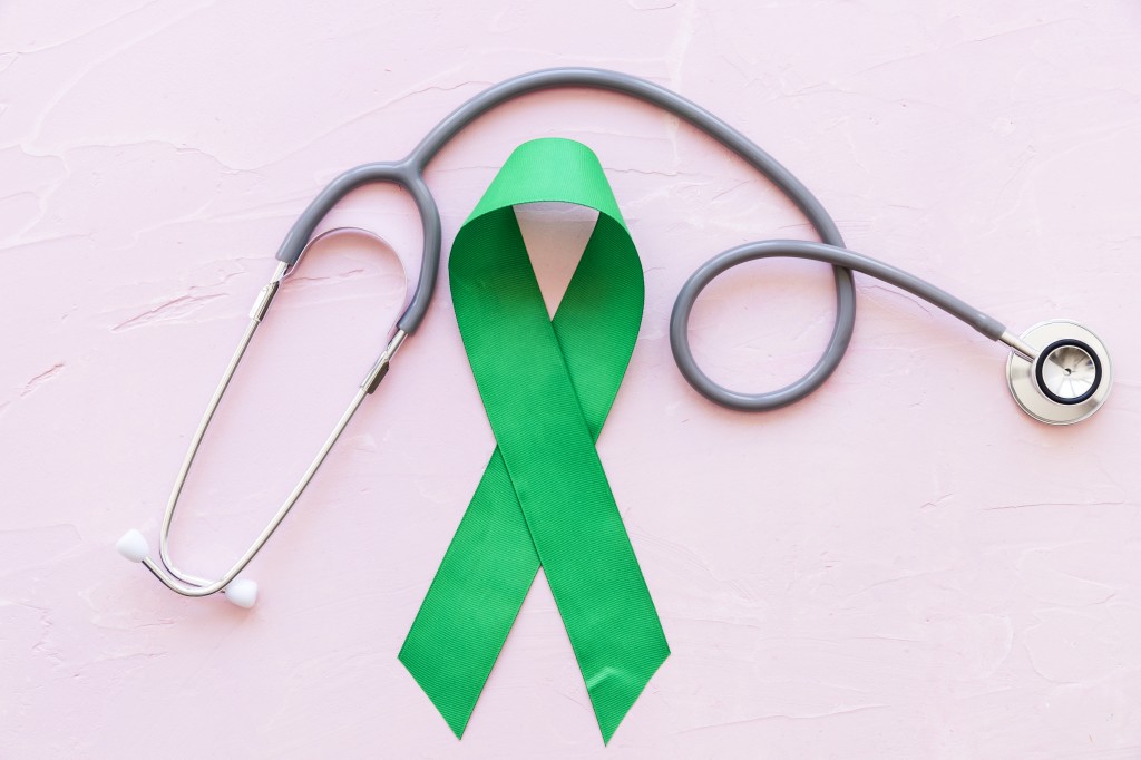 stethoscope-green-awareness-ribbon-pink-background