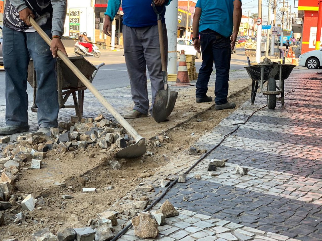 Obras de acessibilidade na Av. Antônio Pires Pimentel continuam em andamento com o Programa Caminho Suave